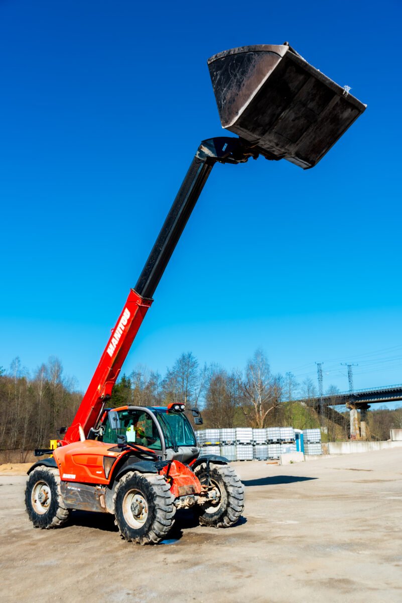 Nuomojamas Manitou MLT 840 su šakėmis ir kaušu