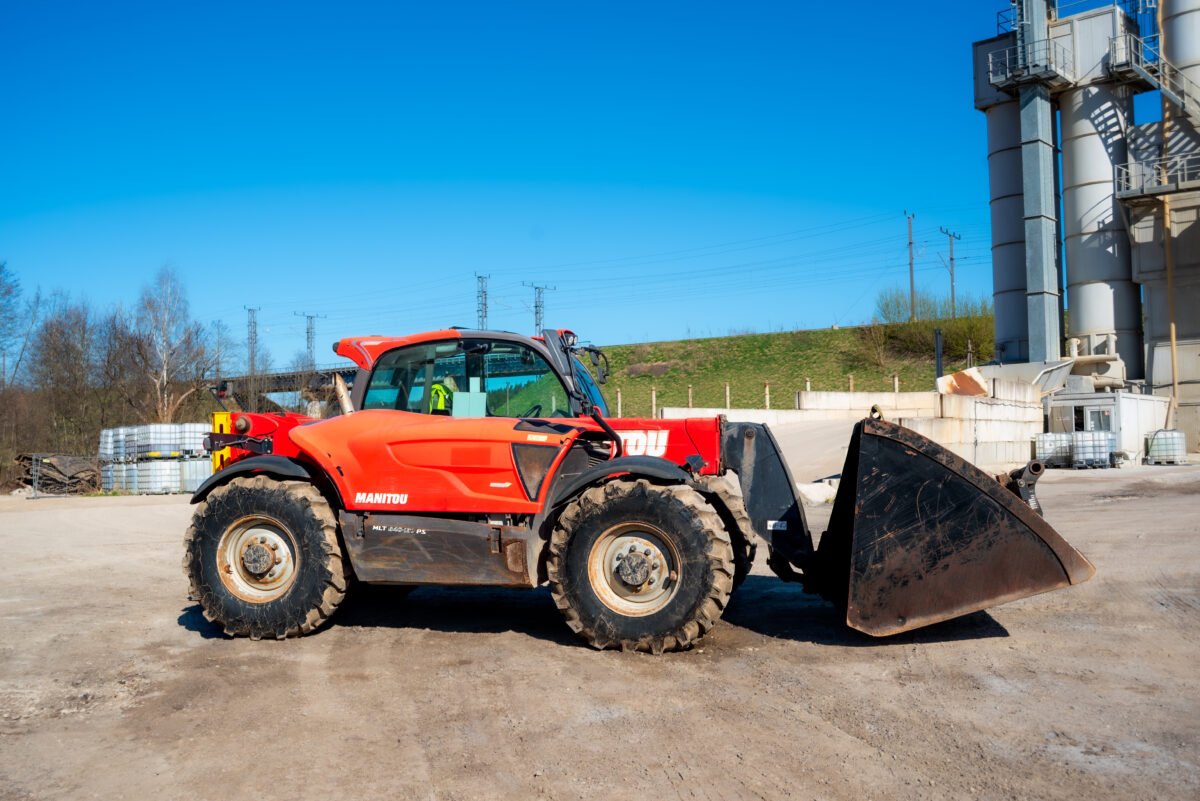 Nuomojamas Manitou MLT 840 su šakėmis ir kaušu