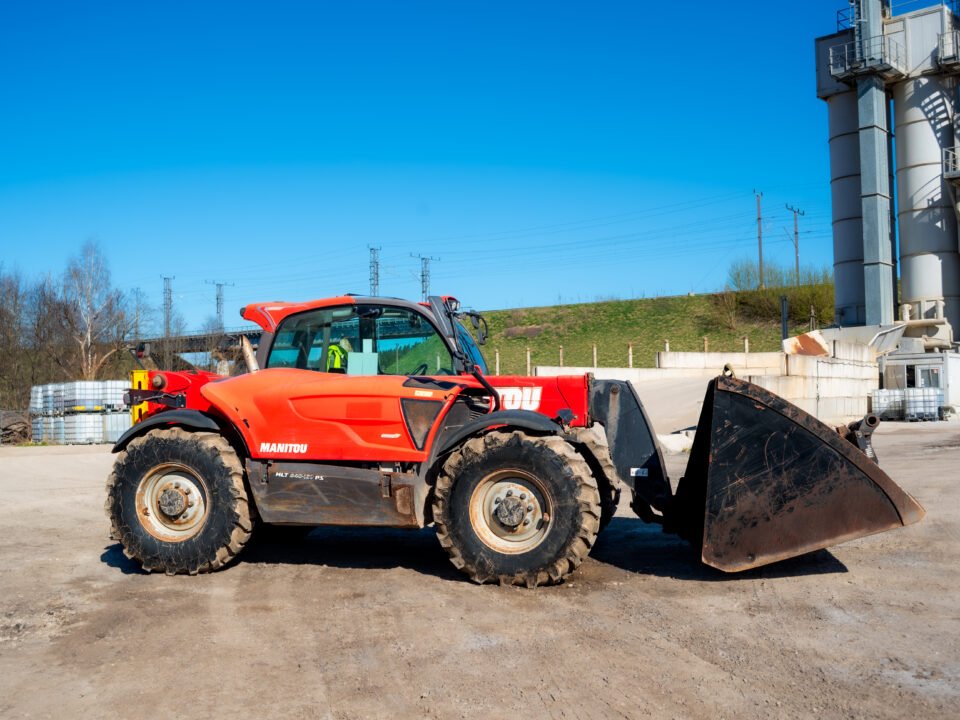 Nuomojamas Manitou MLT 840 su šakėmis ir kaušu